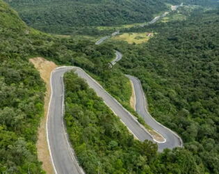 Adeus ao medo: Obra na serra que j&aacute; foi a 'mais perigosa' do Brasil atinge marca hist&oacute;rica.