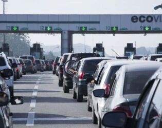 Domingo de sol atrai turistas e trava tr&acirc;nsito na Anchieta-Imigrantes rumo ao litoral.