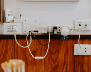 Adeus quebra-quebra: conhe&ccedil;a a tomada adesiva que viralizou e dispensa obras na parede.