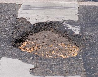 Mais de 100 buracos em poucos minutos exp&otilde;em desgaste da Avenida Perimetral, em Santos.