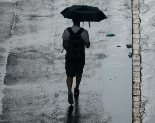 Primeiras chuvas do outono j&aacute; t&ecirc;m data para chegar ao litoral de SP.