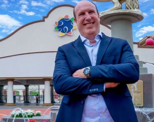 Ex-Beto Carrero assume diretoria comercial do Hopi Hari com planos ousados.