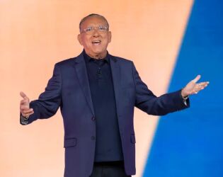 'Haja cora&ccedil;&atilde;o!' SBT revela quais dos 14 jogos da Copa ter&atilde;o a voz de Galv&atilde;o Bueno.