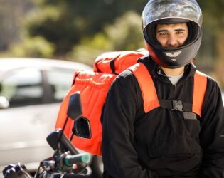 Adicional de 30% para entregadores e motoboys come&ccedil;a em abril; iFood e Uber ficam de fora.