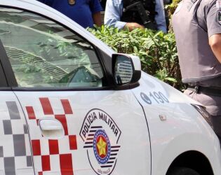 Viol&ecirc;ncia na madrugada: tiros e dois carros incendiados assustam moradores em Santos.