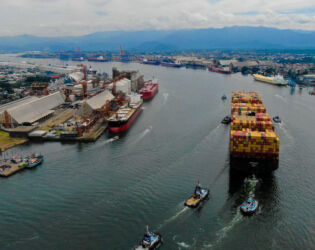 Milagre no Porto: Motorista sobrevive ap&oacute;s cont&ecirc;iner esmagar cabine de caminh&atilde;o em Santos.