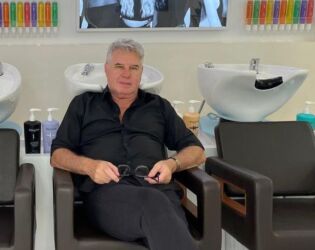 Morre Giorgio Parrino, do Giorgio Coiffeur, cabeleireiro hist&oacute;rico do Gonzaga, em Santos.