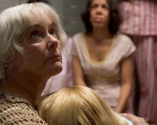 Morre Mary Beth Hurt , atriz de 'O Exorcismo de Emily Rose' e 'A Dama na &Aacute;gua', aos 79 anos.