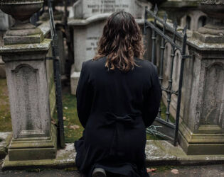 Por que mulheres est&atilde;o entrando neste cemit&eacute;rio em SP para pedir sorte no amor?.