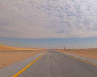 Estrada reta mais longa do mundo &eacute; um desafio mental: 240 km sem curvas e no meio do deserto .