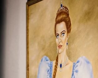 Dona Beja trocou o luxo de Arax&aacute; por uma vida discreta e religiosa no interior de Minas Gerais.