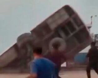 &Ocirc;nibus com 40 passageiros cai em rio em Bangladesh e deixa ao menos 24 mortos.