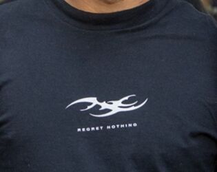 S&iacute;mbolo 'red pill' em camiseta revela universo da machosfera ap&oacute;s crime brutal.