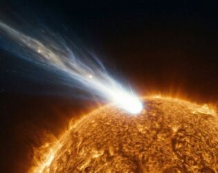 Cometa gigante faz manobra arriscada e passa "raspando" pelo Sol neste s&aacute;bado (4); ASSISTA.