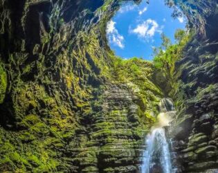 Cidade no interior do Paran&aacute; esconde um 'buraco gigante' com cachoeira dentro e impressiona turistas.