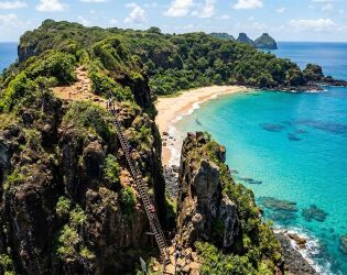 A 'escada do medo' que leva &agrave; melhor praia do mundo fica no Brasil; veja como descer.