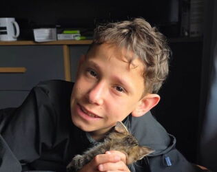 Corpo de crian&ccedil;a, mente de adulto: Conhe&ccedil;a o gar&ccedil;om de Curitiba que viralizou por 'n&atilde;o envelhecer'.