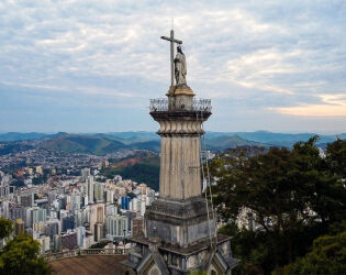Cristo mais antigo do Brasil n&atilde;o &eacute; o do Rio; 15 anos antes, este j&aacute; aben&ccedil;oava uma cidade de MG.