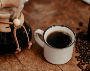 Santos e o caf&eacute;: como a bebida segue moldando a rotina e a mem&oacute;ria da cidade.