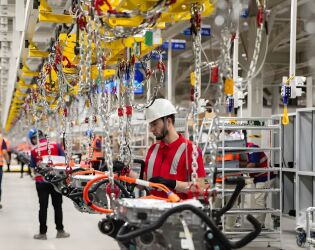 Fake news de 'invas&atilde;o chinesa' cai por terra: BYD planeja 10 mil vagas para brasileiros.