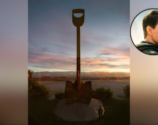 P&aacute; gigante no deserto? Tom Cruise divulga a&ccedil;&atilde;o inusitada de seu novo filme com vencedor do Oscar.