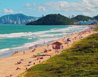 Praia brasileira faz inveja ao Hava&iacute;, coleciona ondas memor&aacute;veis e vira point perfeito para o surfe.