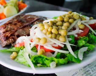 Quatro lugares imperd&iacute;veis para comer um PF raiz em Santos.