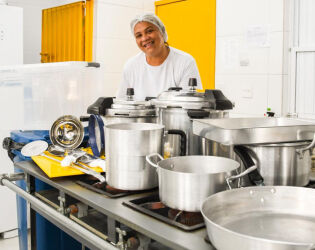 S&atilde;o Vicente entrega 15 mil utens&iacute;lios para cozinhas das escolas municipais.