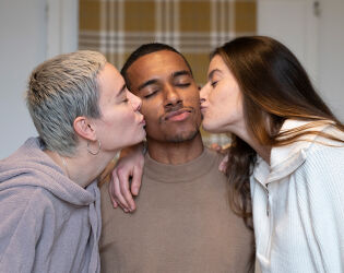 Sem casamento nem filhos, gera&ccedil;&atilde;o Z abandona a tradi&ccedil;&atilde;o e cria novas formas peculiares de amar.