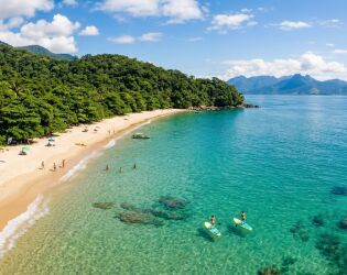 &Aacute;gua cristalina e zero polui&ccedil;&atilde;o: como chegar &agrave; praia de Ubatuba com o mar mais limpo da regi&atilde;o.