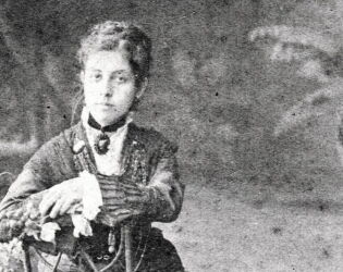 Trag&eacute;dia e legado: Quem foi a mulher por tr&aacute;s do nome da avenida mais famosa de Santos.