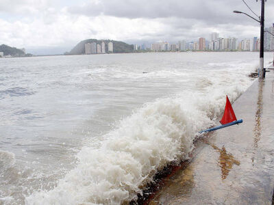 Caminhão é engolido por 'areia movediça' em praia do litoral de SP, Santos  e Região