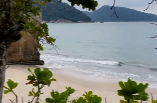 Praia Grande abriga uma das 10 menores praias do mundo; veja vídeo