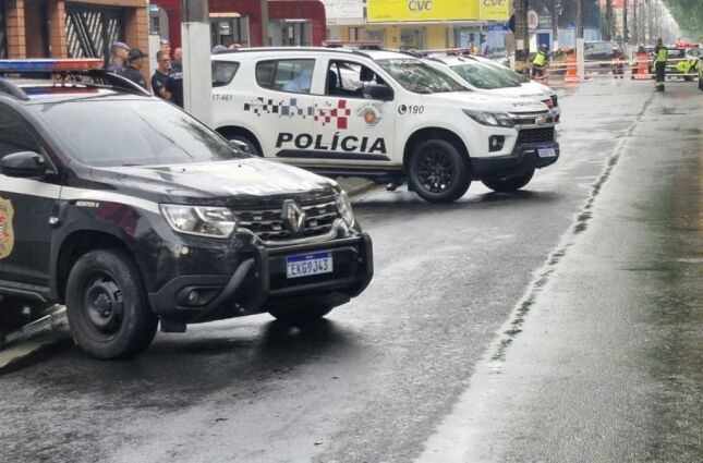 Populares criticam a PM durante reconstituição de feminicídio em Santos