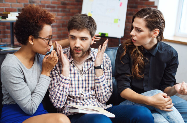 15 frases que pessoas com pouca habilidade social geralmente usam