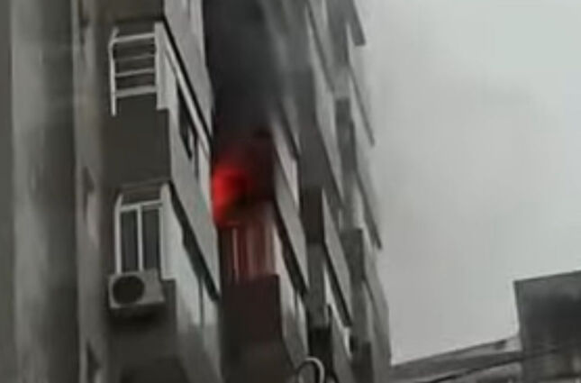 Incêndio atinge apartamento em Santos e congestiona trânsito na orla; VÍDEO