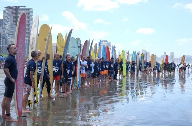Primeira escola pública de surf do Brasil está em Santos e celebra 34 anos de existência