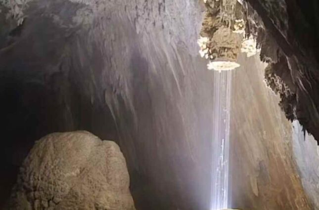 Caverna do interior tem formação única que se transforma em raro chuveiro natural