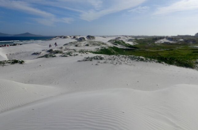 Existe um segredo vulc&acirc;nico sob a areia das praias brasileiras e voc&ecirc; pisa nele todos os dias