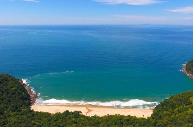 Havaí brasileiro: a praia do litoral encanta com ondas perfeitas e trilha até cachoeira