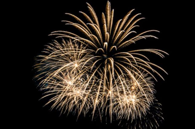 Cidade do litoral de S&atilde;o Paulo espera 450 mil turistas e ter&aacute; show de fogos sem barulho