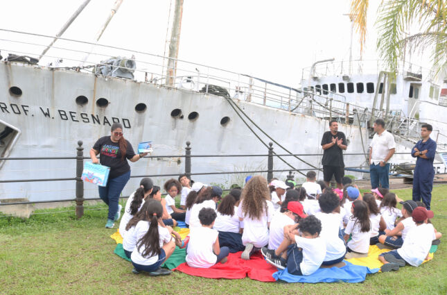 Alunos exploram navio histórico no Parque Valongo em estudo sobre a Antártica