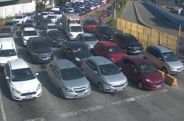 Bloco da Espera j&aacute; ganhou a avenida nas balsas do litoral de SP com tempo de espera de quase 1 hora