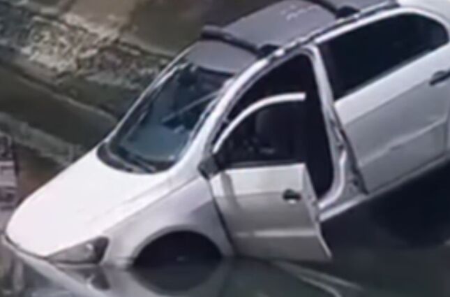 Carro cai dentro do canal 3 e mobiliza resgate na Avenida Washington Lu&iacute;s