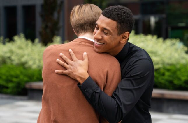 Psicologia revela o segredo de quem n&atilde;o gosta de receber abra&ccedil;os