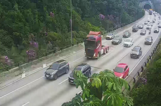 Tr&acirc;nsito trava nesta Quarta de Cinzas: Acidentes e fluxo intenso complicam volta para SP