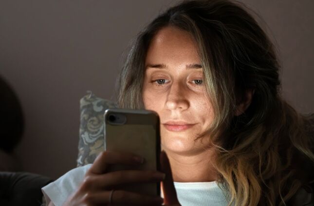 Ficar stalkeando o ex faz mal? Ci&ecirc;ncia explica o impacto no c&eacute;rebro
