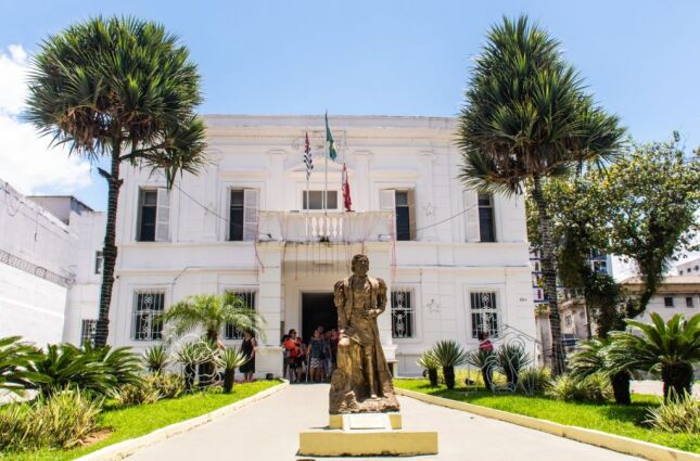 S&atilde;o Vicente abre concurso com sal&aacute;rios de ate 12 mil reais e vagas para todos os n&iacute;veis