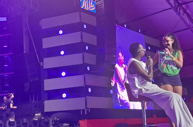 V&iacute;deo: Mumuzinho "vira a cadeira" para f&atilde; e fecha o Viva Ver&atilde;o Peru&iacute;be 2026 com show na arena