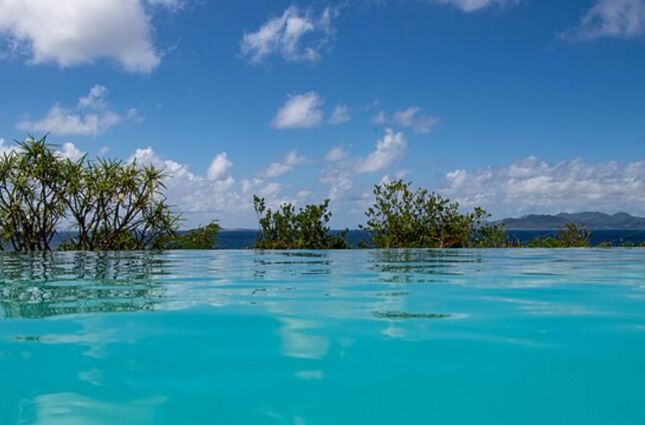 Caribe secreto dos milion&aacute;rios: ilha de famosos aposta em luxo silencioso e praias quase desertas